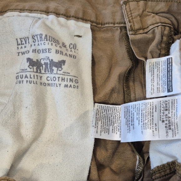 Levi's W36 Carrier Cargo Shorts Classic Utilitarian Design. Tan - Picture 3 of 15